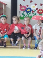 Zdjęcie: O ŻABKACH W CZERWONYCH CZAPKACH
