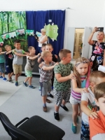 Zdjęcie: Pożegnanie 6 latków przez dzieci 5 letnie