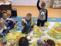 Zdjęcie: MAŁY MIŚ BUNI POZNAJE GRZYBY