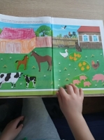 Zdjęcie: Prace domowe dzieci - na wiejskim podwórku