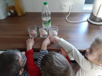 Zdjęcie: Prace domowe dzieci - na wiejskim podwórku