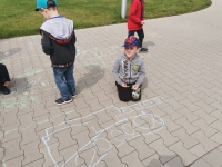 Zdjęcie: Zajęcia plastyczne na świeżym powietrze