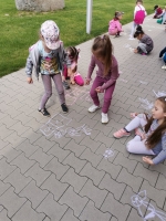 Zdjęcie: Zajęcia plastyczne na świeżym powietrze