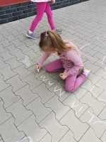 Zdjęcie: Zajęcia plastyczne na świeżym powietrze