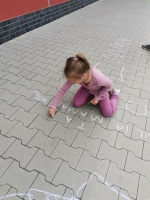 Zdjęcie: Zajęcia plastyczne na świeżym powietrze