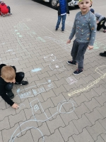 Zdjęcie: Zajęcia plastyczne na świeżym powietrze