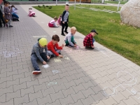 Zdjęcie: Zajęcia plastyczne na świeżym powietrze