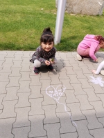 Zdjęcie: Zajęcia plastyczne na świeżym powietrze