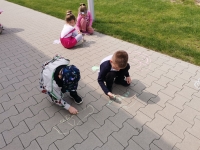 Zdjęcie: Zajęcia plastyczne na świeżym powietrze