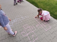 Zdjęcie: Zajęcia plastyczne na świeżym powietrze