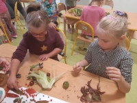 Zdjęcie: Szal dla Pani Jesieni- rozwijanie integracji sensorycznej