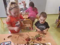 Zdjęcie: Szal dla Pani Jesieni- rozwijanie integracji sensorycznej
