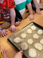 Zdjęcie: Pieczemy bułeczki.