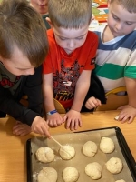 Zdjęcie: Pieczemy bułeczki.