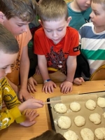 Zdjęcie: Pieczemy bułeczki.