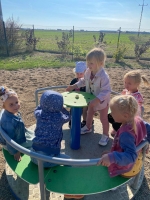 Zdjęcie: Zabawy na przedszkolnym placu zabaw