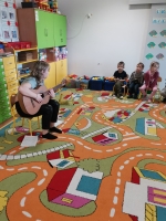 Zdjęcie: POZNAJEMY INSTRUMENTY -GITARA