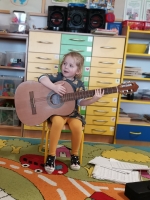 Zdjęcie: POZNAJEMY INSTRUMENTY -GITARA
