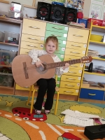 Zdjęcie: POZNAJEMY INSTRUMENTY -GITARA