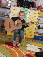 Zdjęcie: POZNAJEMY INSTRUMENTY -GITARA