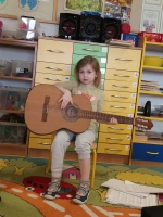 Zdjęcie: POZNAJEMY INSTRUMENTY -GITARA