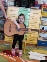 Zdjęcie: POZNAJEMY INSTRUMENTY -GITARA