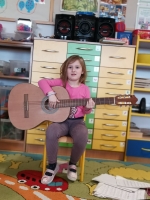 Zdjęcie: POZNAJEMY INSTRUMENTY -GITARA
