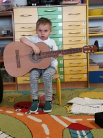 Zdjęcie: POZNAJEMY INSTRUMENTY -GITARA