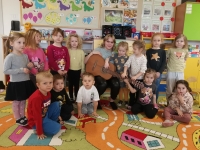 Zdjęcie: POZNAJEMY INSTRUMENTY -GITARA