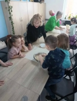 Zdjęcie: Wielkanocne warsztaty w Klubie Seniora w Święciechowie.