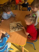 Zdjęcie: Mali odkrywcy.