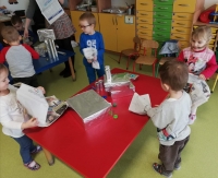 Zdjęcie: Dbamy o środowisko segregujemy śmieci